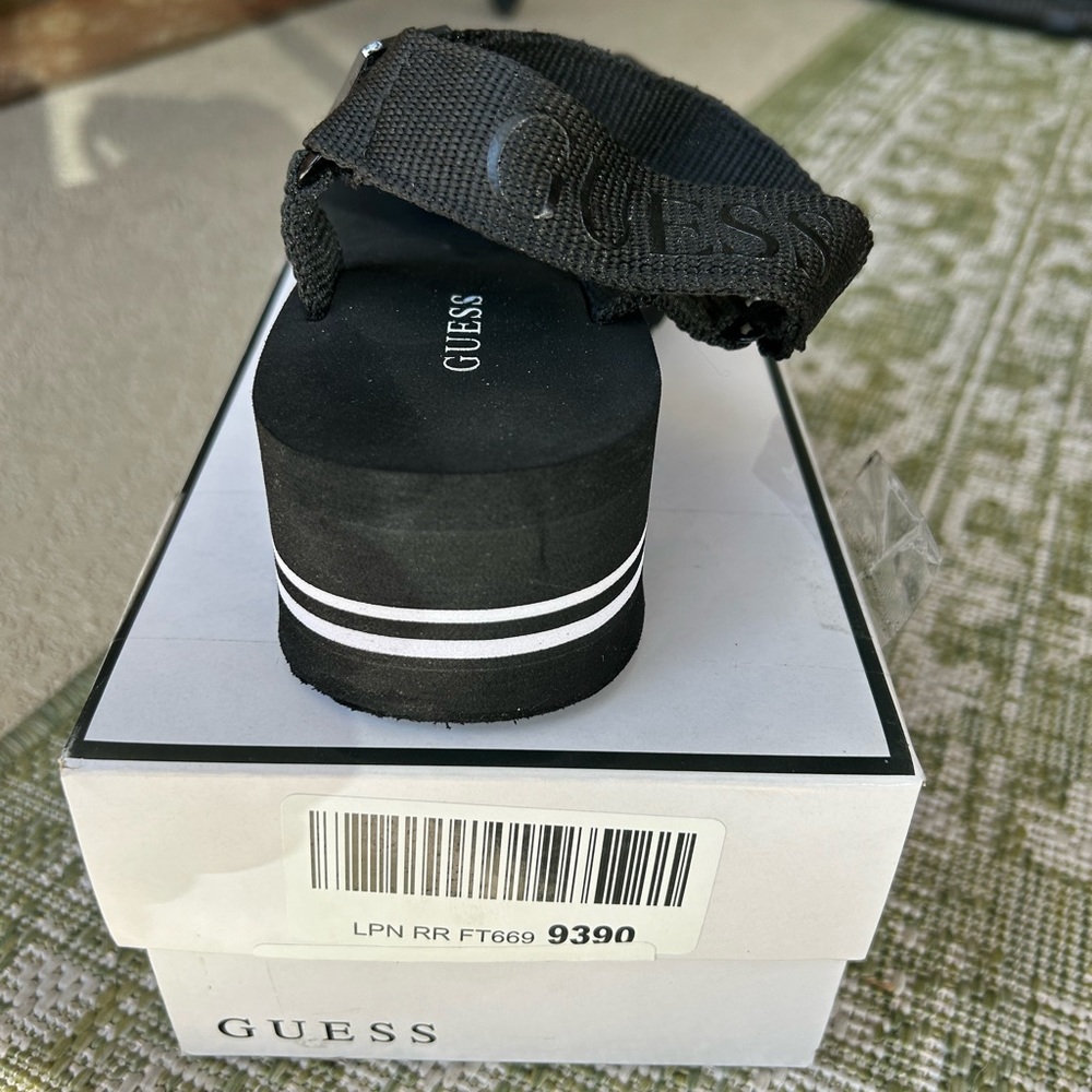 Guess black multi fabric size 8 NWOT